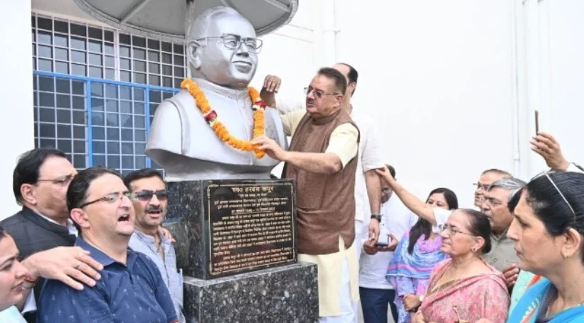 मंत्री गणेश जोशी ने पूर्व विधायक स्व० हरबंस कपूर की मूर्ति का किया अनावरण