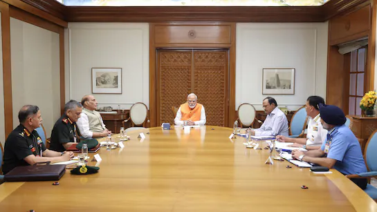 9kt2uiok_pm-modi-high-level-meeting_625x300_29_April_25